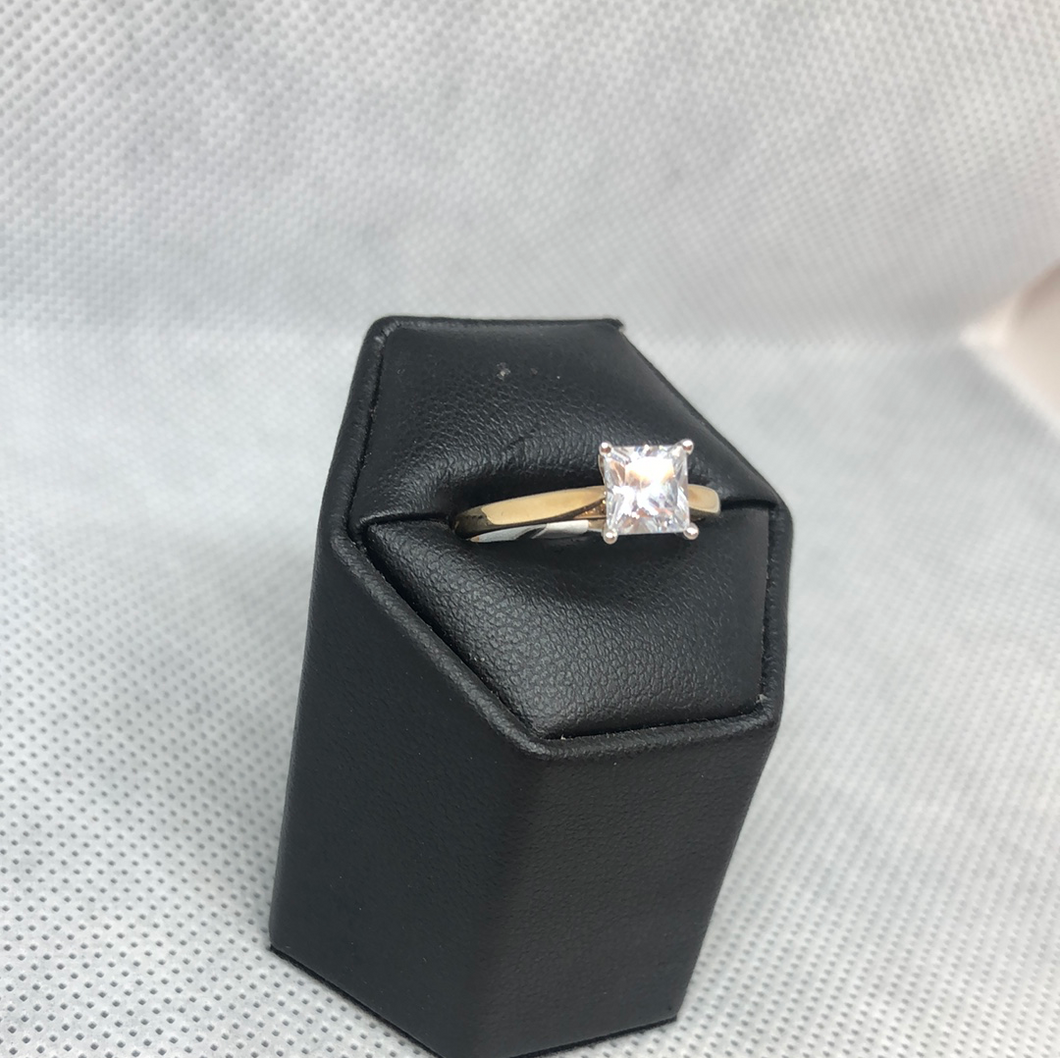 9ct gold and square cubic zirconia ring