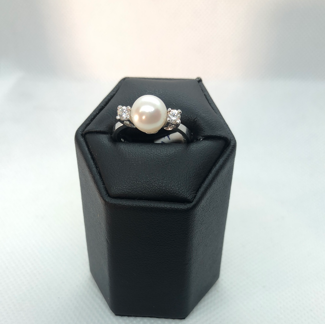 White gold , cubic zirconia and Pearl ring