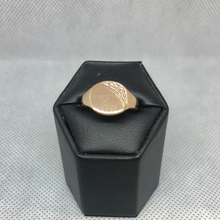 Load image into Gallery viewer, 9ct Gold Gents/Boys signet ring
