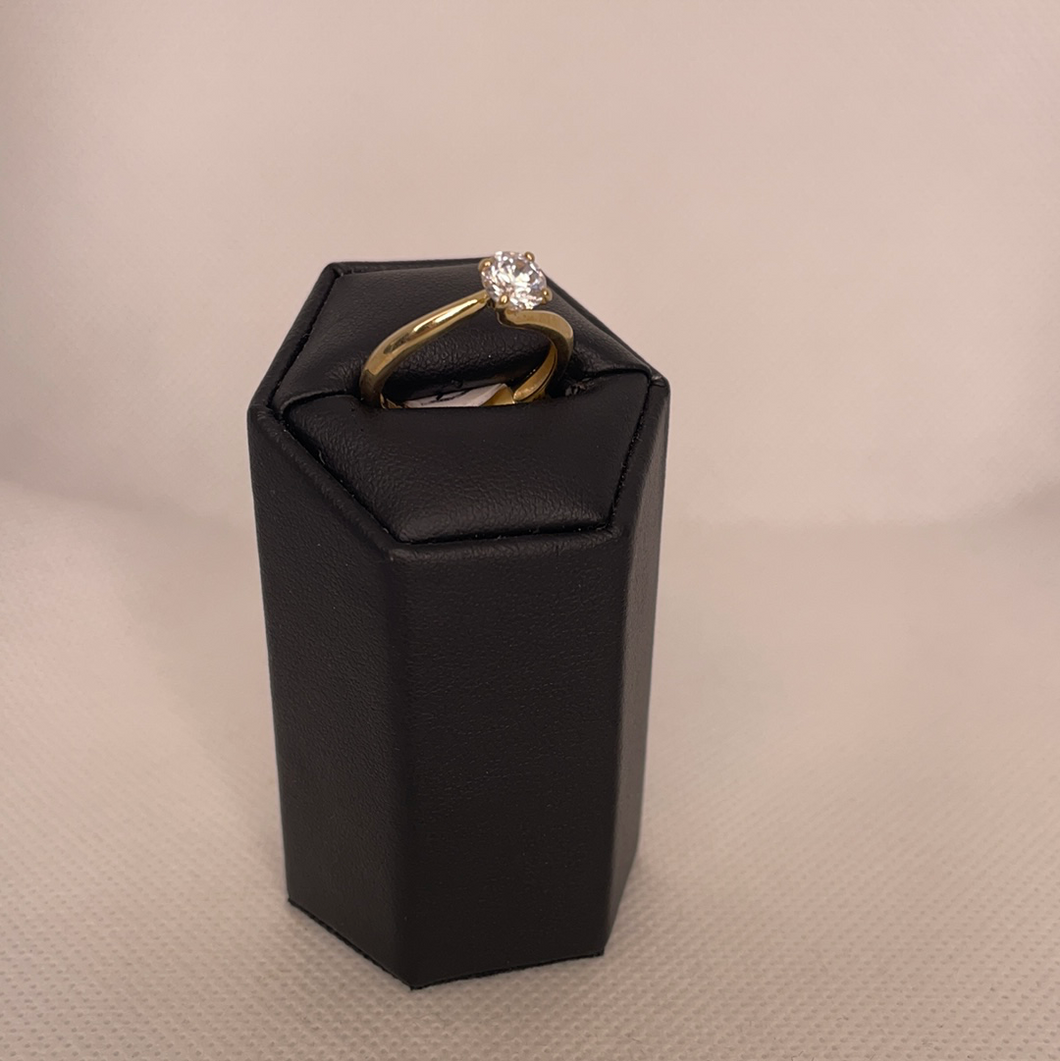9ct gold and cubic zirconia ring