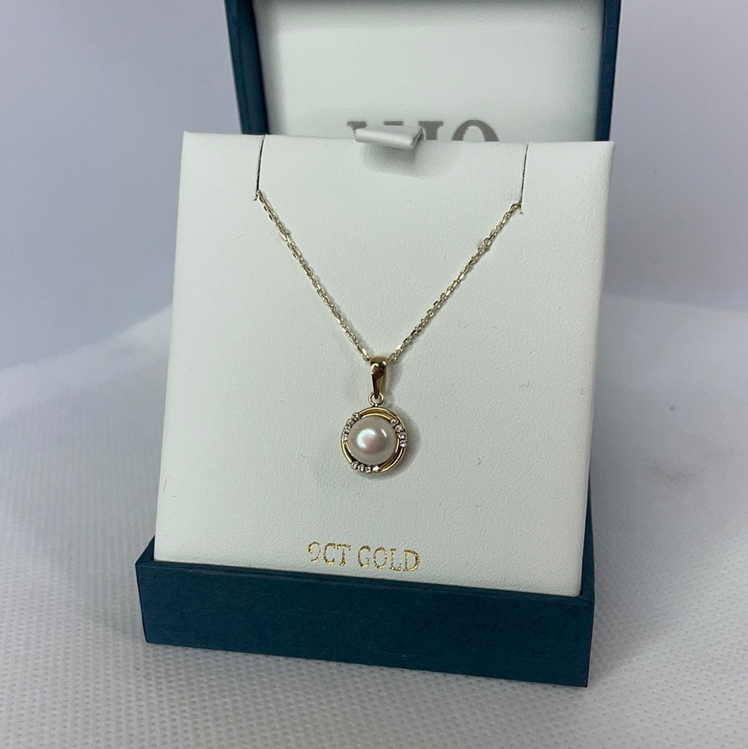 9ct gold and cubic zirconia and Pearl pendant and 18 inch chain
