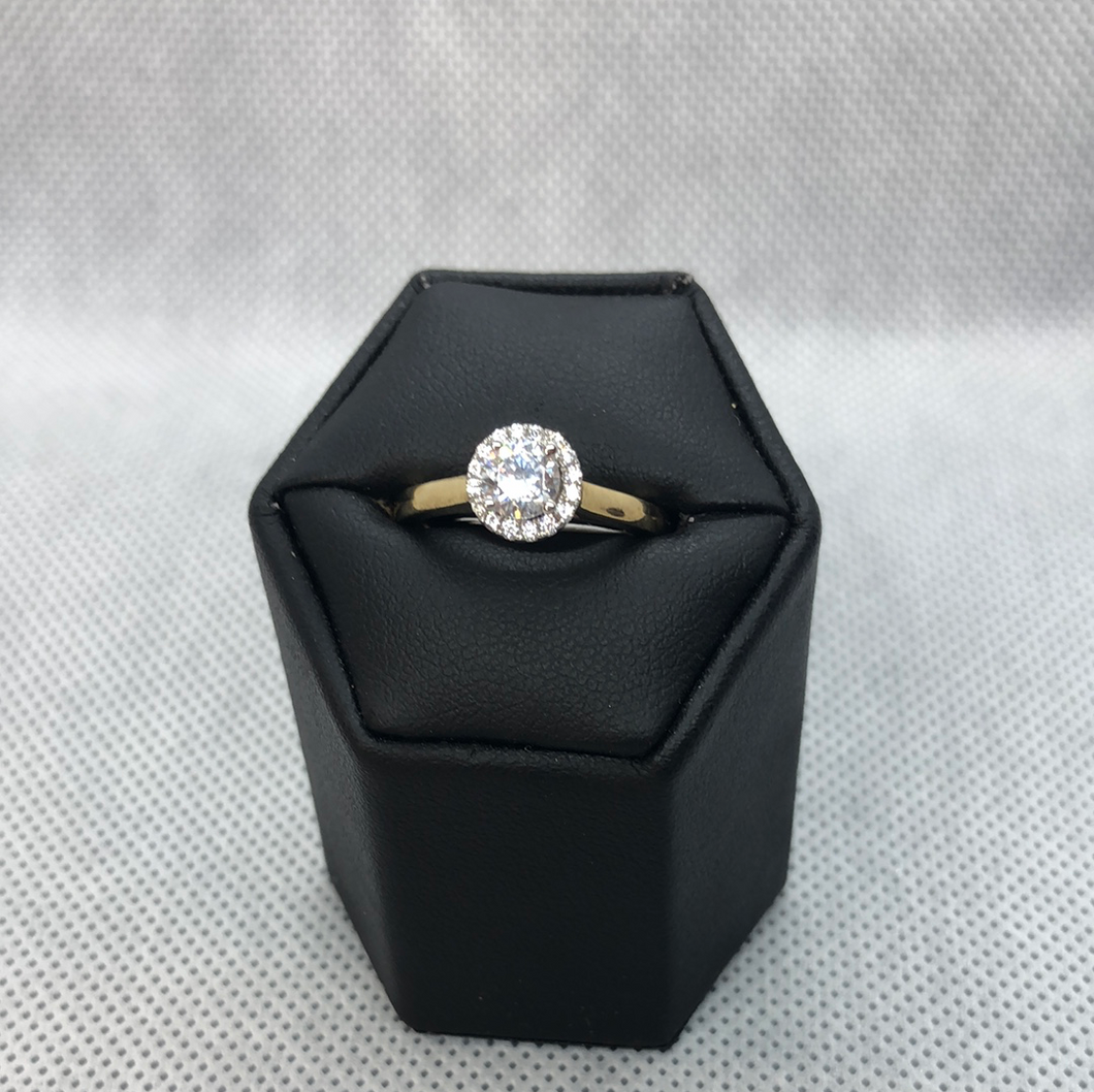 9ct Gold and Cubic Zirconia ring