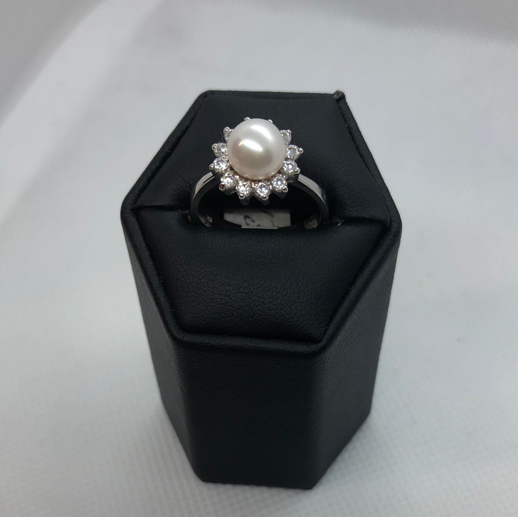 White gold , cultures Pearl and cubic zirconia ring