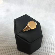Load image into Gallery viewer, 9ct gold gents signet ring
