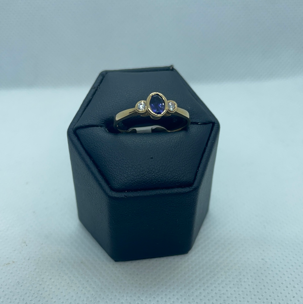 9ct gold ring with amythest and cubic zirconia